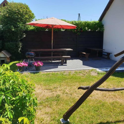 zdjęcie miejsca do odpoiczynku - parasol, grill, huśtawka