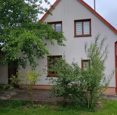 zdjęcie domku frontem