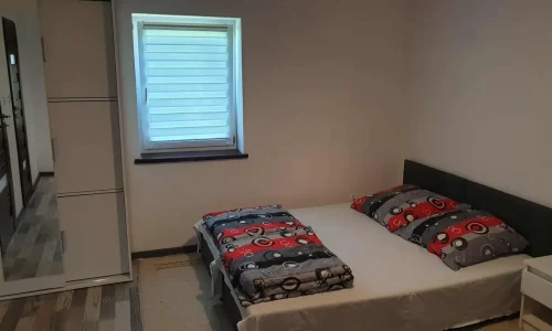 łóżko w apartamencie